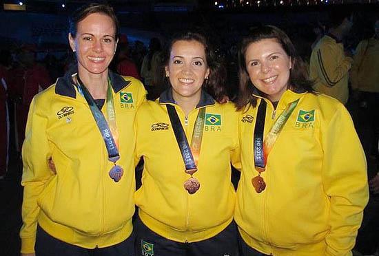 Ana Luiza Ferrão (esq.), Cibele Breide e Roberta Boldrini (dir.) com o bronze nos Jogos Mundiais Militares, no Rio / Foto: Reprodução/Facebook